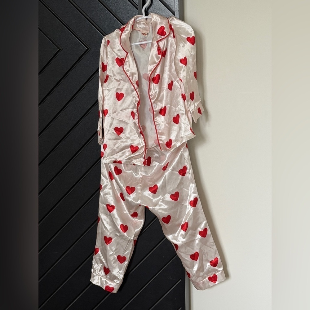 Girls satin PJs in heart print. Size 3T. Great condition.
